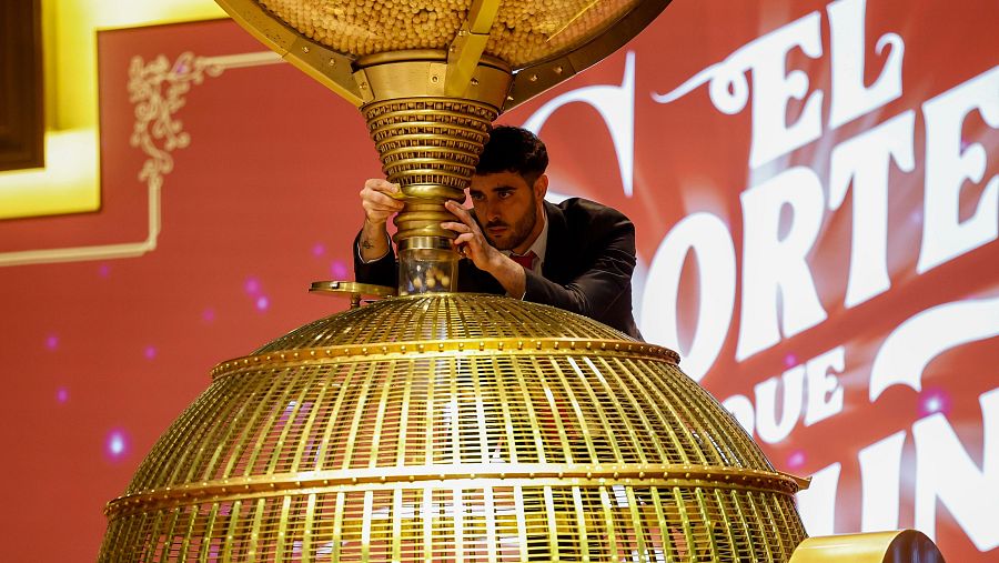 Un trabajador de Loterías y Apuestas del Estado prepara el bombo durante los preparativos para el inicio del Sorteo Extraordinario