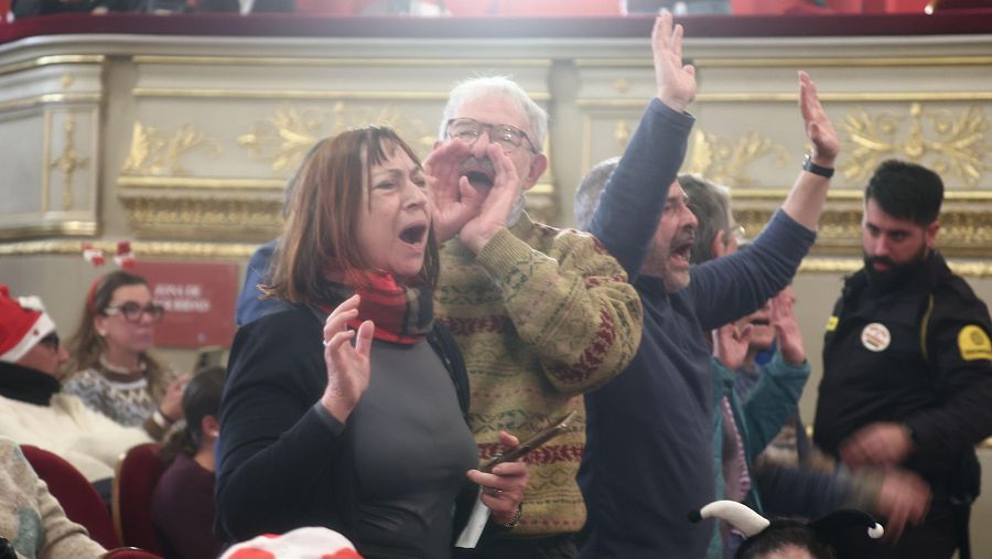 Un grupo de manifestantes pro-palestina interrumpe el sorteo