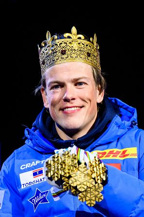Johannes Klaebo posa con sus seis medallas de campeón del mundo en Trondheim 2025 y una corona