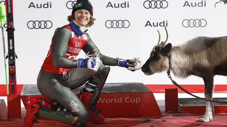 El esquiador Lucas Pinheiro junto a un reno