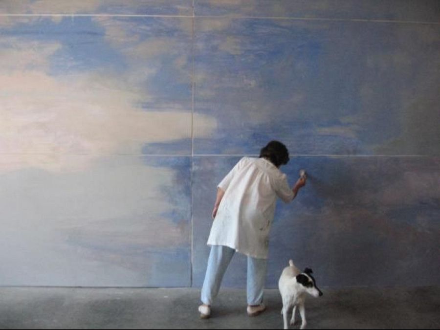 La artista Carmen Laffón pintando