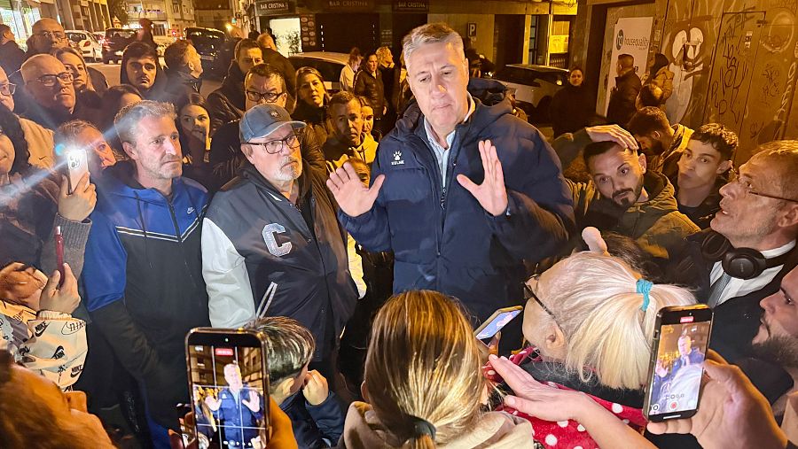 L'alcalde de Badalona, Xavier Garcia Albiol, parlant amb els veïns concentrats davant de la parròquia que ha d'acollit desallotjats del B9  (ACN | Jordi Pujolar)