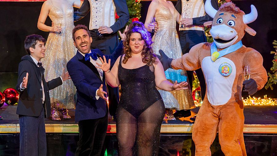 Gonzalo Pinillos, Aitor Albizua, Lalachus y la Vaquilla del Grand Prix durante una de las actuaciones de 'Telepasión'