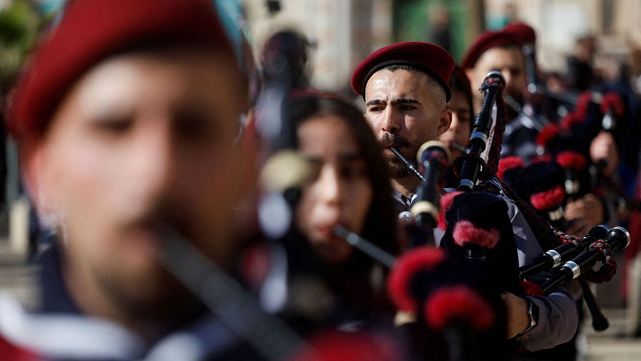 Scouts palestinos desfilan en la Plaza del Pesebre, frente a la Iglesia de la Natividad en Belén