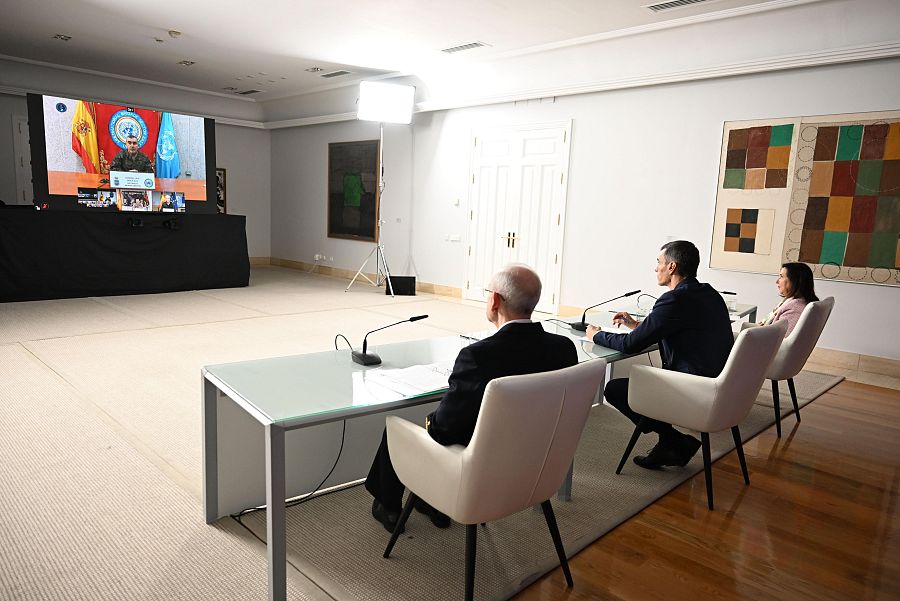 Saludo del presidente del Gobierno, Pedro Sánchez, la ministra de Defensa, Margarita Robles, y el JEMAD Teodoro López Calderón, a los militares en el exterior