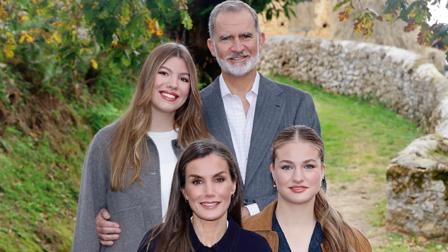 Los reyes Felipe y Letizia junto a la princesa Leonor y la infanta Sofía, el pasado octubre, en la localidad asturiana de Valdesoto