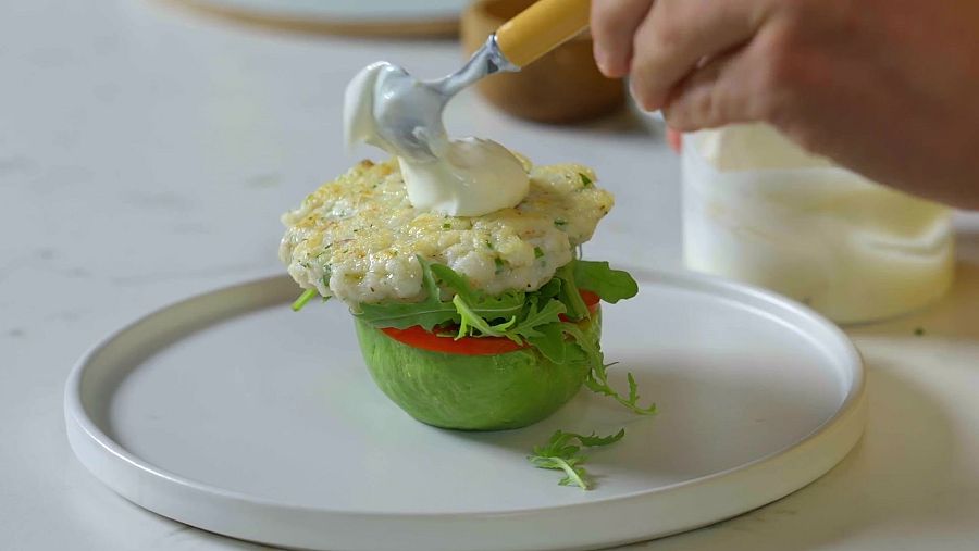 La recepta de burger de lluç amb no pa d'alvocat del Chef Bosquet