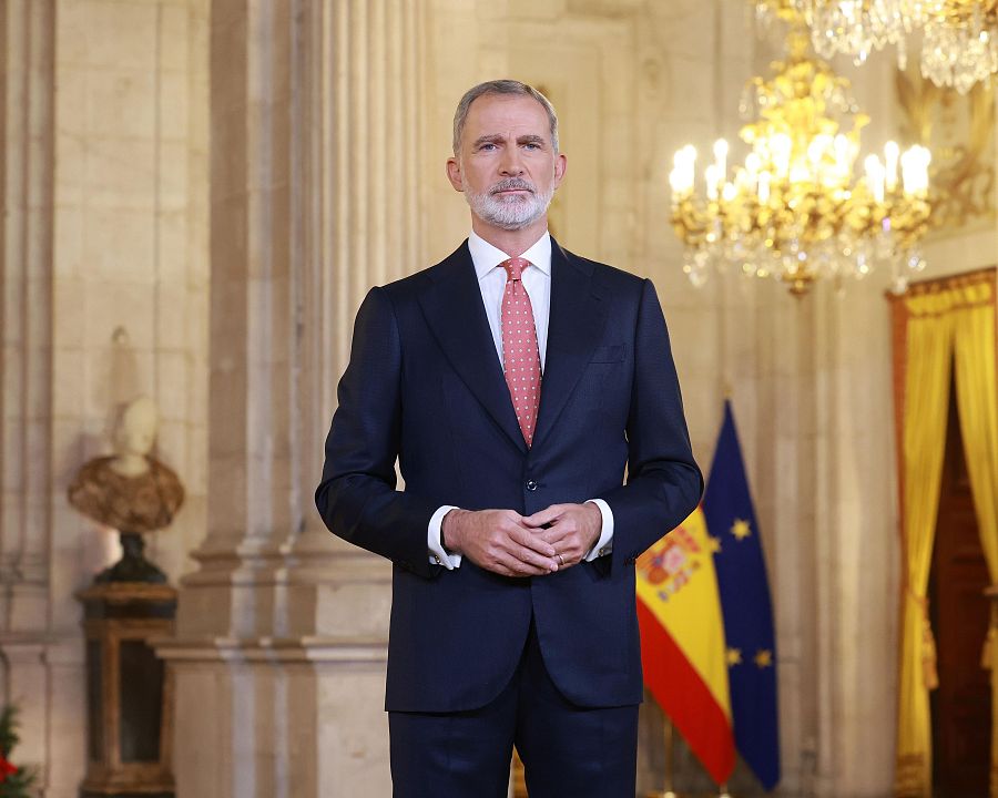 De pie, de nuevo desde el Palacio Real y más breve: las claves del discurso de Navidad del rey Felipe VI