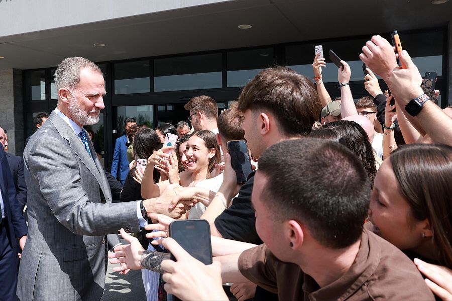 El rey Felipe VI durante el acto de proclamación del Premio Princesa de Girona “Internacional 2025”, en la última etapa del Tour del Talento, en Móstoles