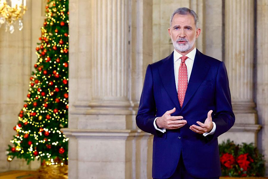 De pie, de nuevo desde el Palacio Real y más breve: las claves del discurso de Navidad del rey Felipe VI