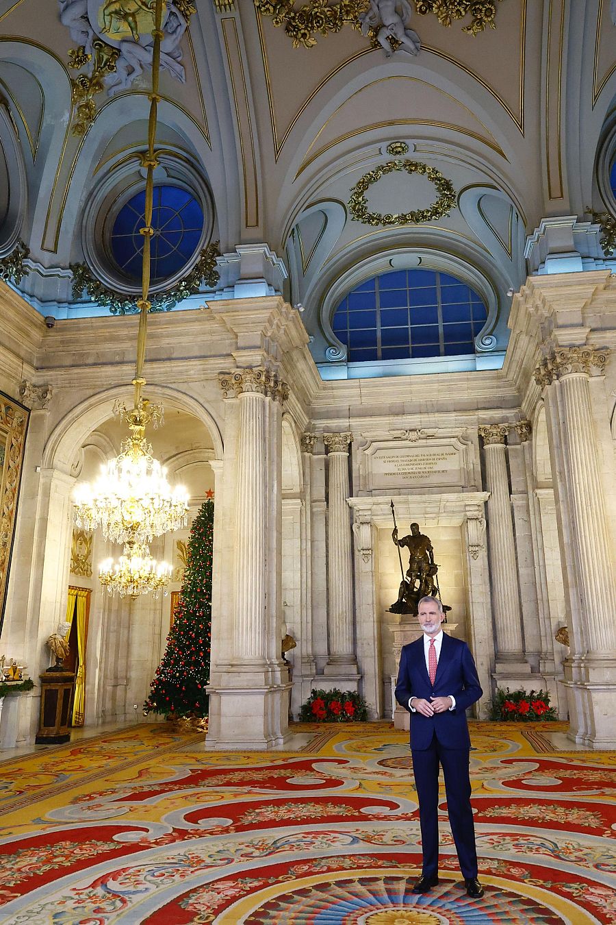 De pie, de nuevo desde el Palacio Real y más breve: las claves del discurso de Navidad del rey Felipe VI