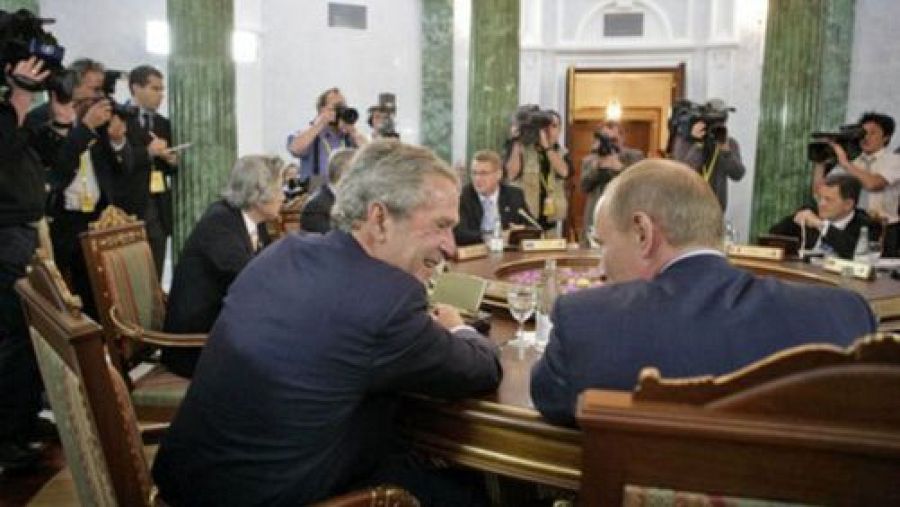 Estados Unidos y Rusia mantuvieron relaciones cordiales al inicio del siglo, fue con el republicano George W. Bush en la Casa Blanca y Vladímir Putin en el Kremlin.