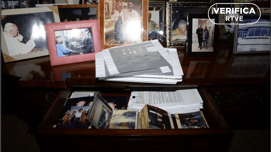 La foto con la imagen de Donald Trump de fondo que ha sido eliminada y restaurada