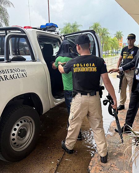 Silvinei Vasques (izquierda), es introducido en un vehículo policial tras ser detenido y arrestado en el Aeropuerto Internacional Silvio Pettirossi de Asunción, Paraguay.