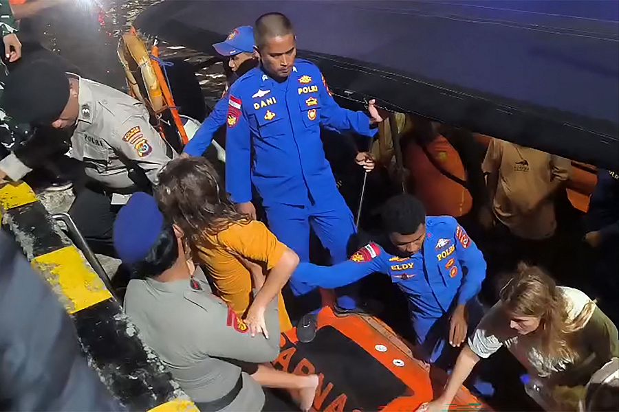 Miembros de equipos de búsqueda y rescate evacuan a turistas extranjeros en las aguas de la isla de Padar, en Labuan Bajo