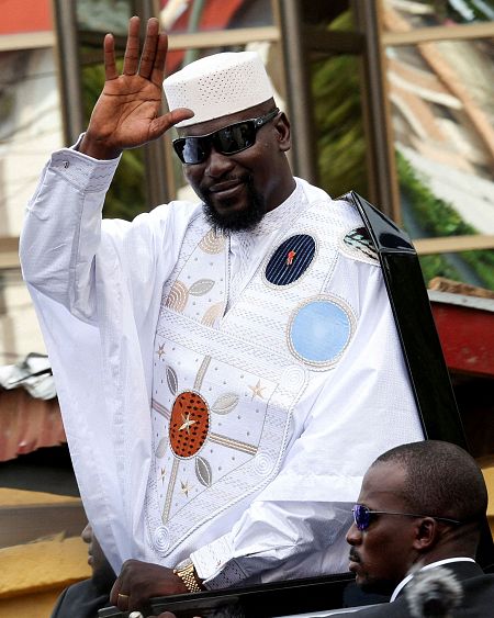 El líder guineano Mamadi Doumbouya saluda tras presentar su candidatura a las elecciones presidenciales