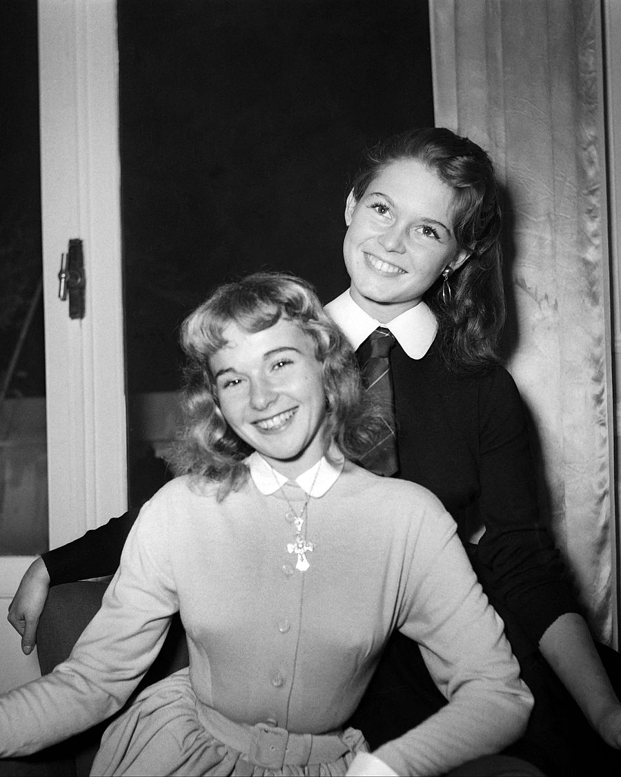 Brigitte Bardot (derecha) posa con su hermana pequeña Mijanou en 1952