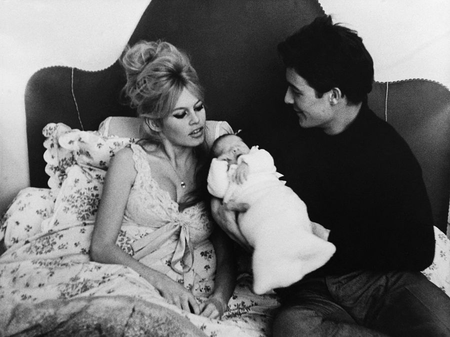 Bardot posa junto a su marido Jacques Charrier y su hijo Nicolas