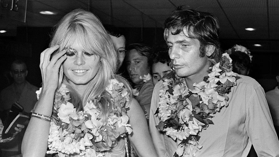 Bardot y su tercer marido, Gunter Sachs, a su llegada a Tahiti en 1966