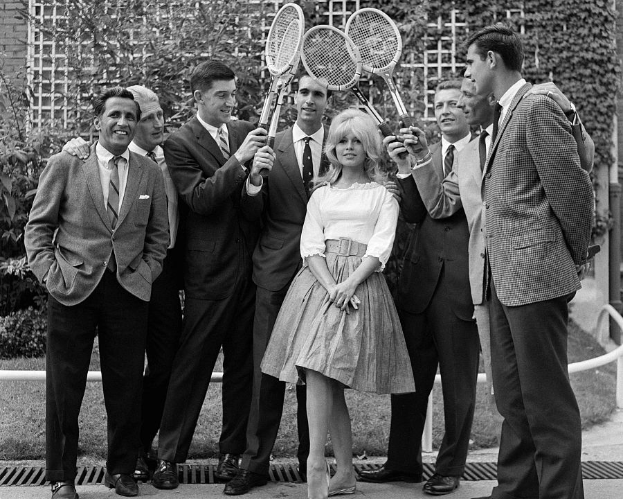 Bardot con, entre otros tenistas, el español Andrés Gimeno