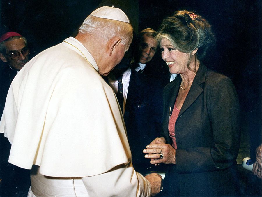 Bardot conversa con el papa Juan Pablo I en 1995