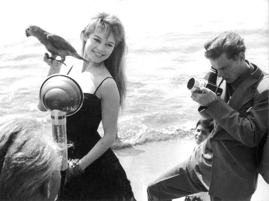 La actriz posa ante los fotógrafos en el marco del Festival de Cannes, en 1956