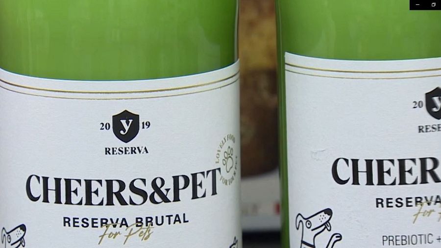 Dos botellas verdes con etiquetas blancas exhiben el logo 