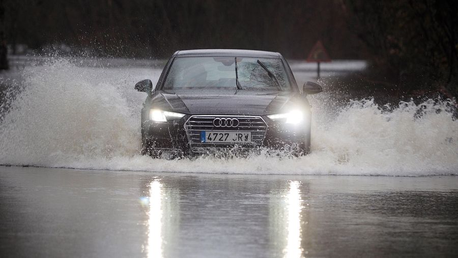 Así debes actuar si una riada te sorprende dentro del coche