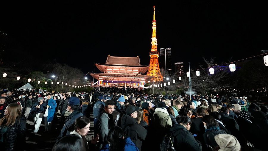 La gente se reúne para celebrar el Año Nuevo en el templo budista Zojoji.