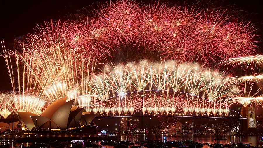 Los tradicionales fuegos artificiales sobre el puente del Puerto de Sidney, reciben al 2026.