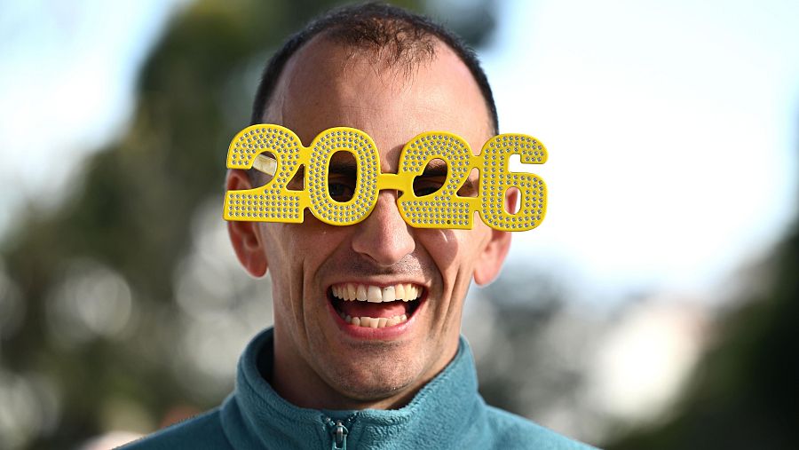 Un espectador posa antes del espectáculo de fuegos artificiales en Australia.