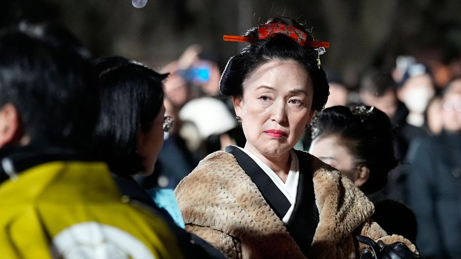 Los japoneses se reúnen para celebrar el Año Nuevo en el templo budista Zojoji, en Tokio.