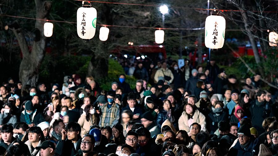Los asistentes desafiaron las bajas temperaturas de la capital japonesa encendiendo incienso