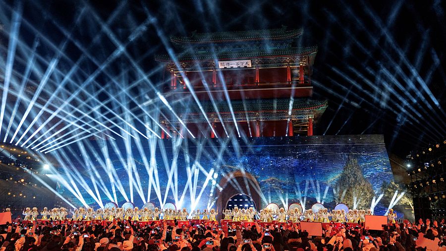 Miles de personas celebran el Año Nuevo en la sección Juyongguan de la Gran Muralla, en Pekín.