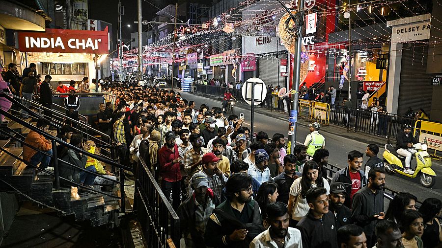 Miles de personas celebran el Año Nuevo en la zona comercial de Brigade Road, Bengaluru, India.