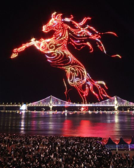 Drones se iluminan creando la imagen de un caballo en el cielo de Busan, Corea del Sur.