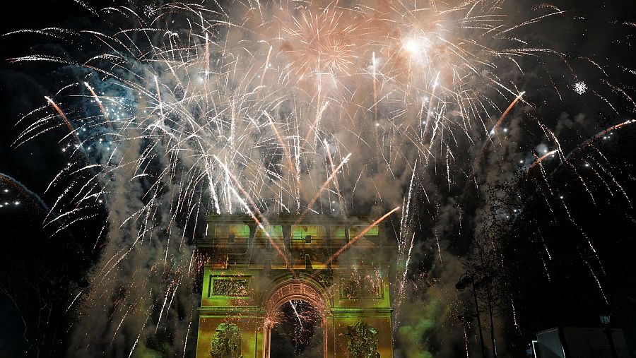 Celebración con fuegos artificiales en el Arco del Triunfo de París, Francia.