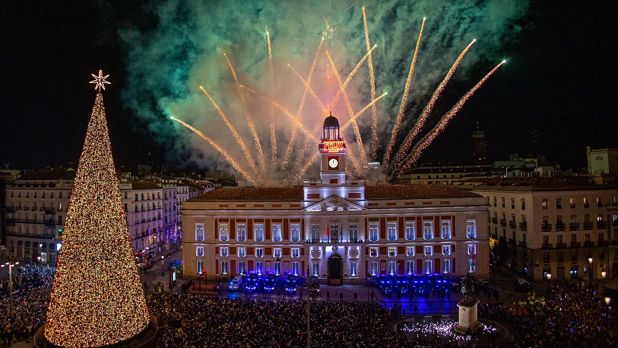 Fuegos artificiales durante la celebración de las Campanadas de Nochevieja,  en la Puerta del Sol de Madrid