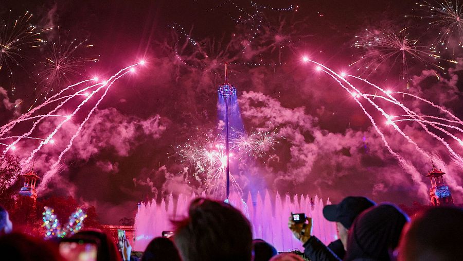 Barcelona recibe al 2026 con un gran espectáculo pirotécnico