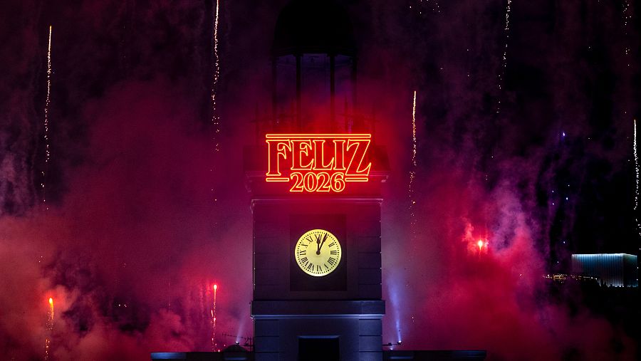 El reloj de la Puerta del Sol anuncia la llegada de 2026