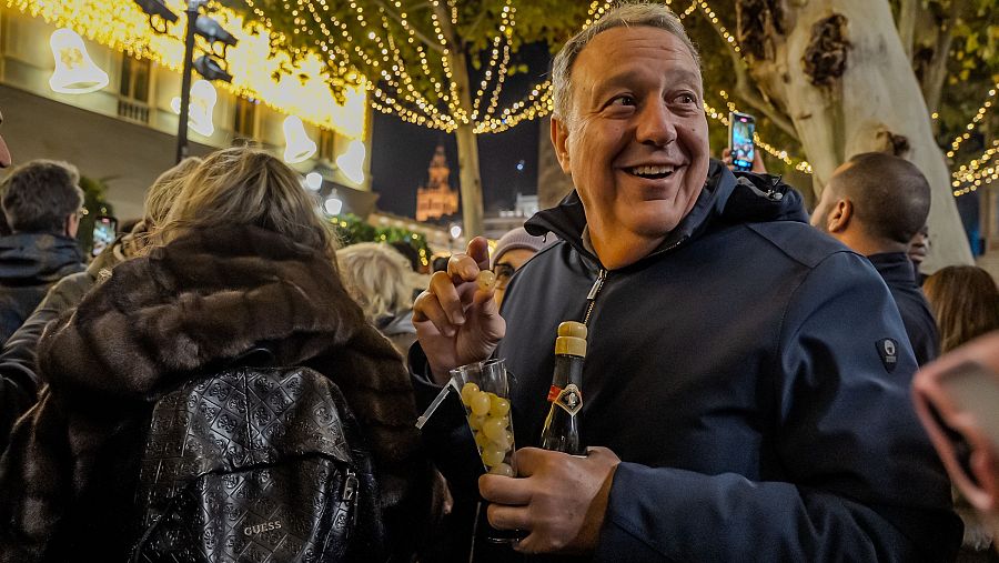 Fiesta en las calles y bares de Sevilla.