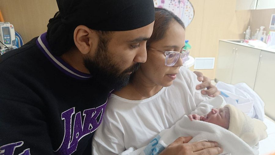 El Gurnawab Singh, nascut a les 4.48 hores a la Vall d’Hebron, amb els seus pares, Amitpal Singh i Archna Saini.
