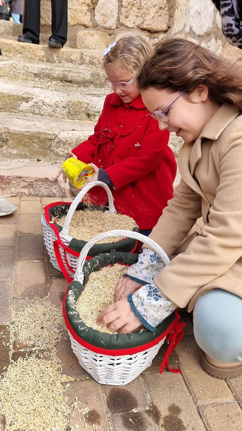 Las nietas de Luz durante La Pastura buscando dulces entre la hierba