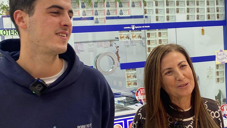 Juan Miguel Monte Gala y su madre, Esperanza Gala, en la administración de lotería de Tobarra, Albacete