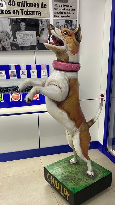 Ninot de Chula, la perra de la suerte en Tobarra, Albacete