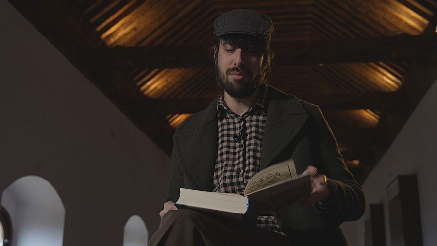 El escritor David Uclés firma su último libro 'La península de las casas vacías'