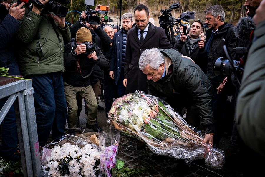 Ministro de Asuntos Exteriores italiano, Antonio Tajani (derecha), y Mathias Reynard, presidente del Consejo de Estado del cantón de Valais (centro), rinden homenaje a las víctimas