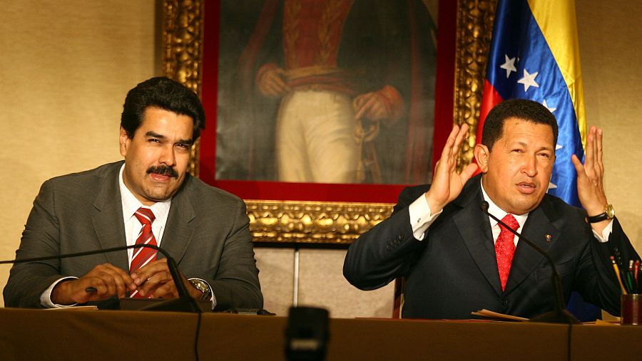Hugo Chávez junto al entonces ministro de Exteriores Nicolás Maduro durante una rueda de prensa en París