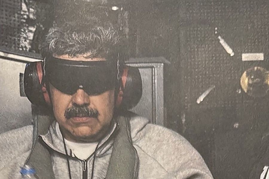 Nicolás Maduro, en una imagen difundida por Trump, preso en el buque de asalto anfibio Iwo Jima, después de ser capturado por el Ejército de EE.UU.