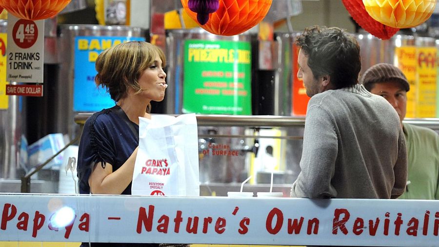 Fotograma de Jennifer Lopez y Alex O'Loughlin en una de sus citas.